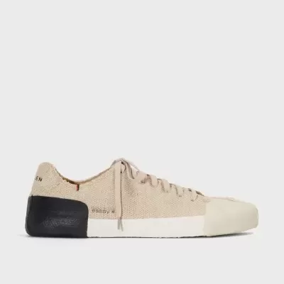 Tênis de lona bege com sola branca e biqueira reforçada bege