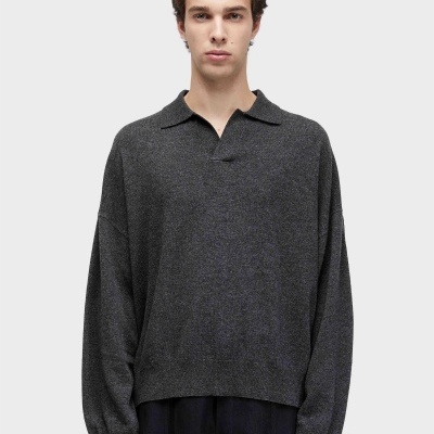 Camisola de malha cinza escura com gola tipo polo e mangas compridas