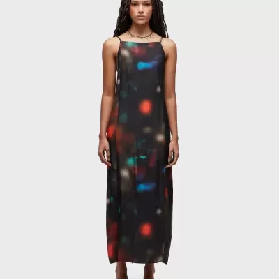 Vestido comprido preto com padrão abstrato colorido e alças finas