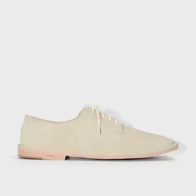 Sapato derby bege em camurça com sola clara e atacadores