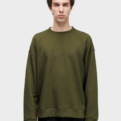 Sweatshirt masculina verde-oliva com textura waffle e gola redonda.