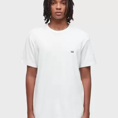 T-shirt branca com símbolo de coroa cinza no peito