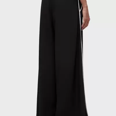 Calças pretas largas com faixa branca nas laterais