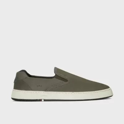 Sapatilha verde oliva slip-on com sola branca e símbolo de coroa