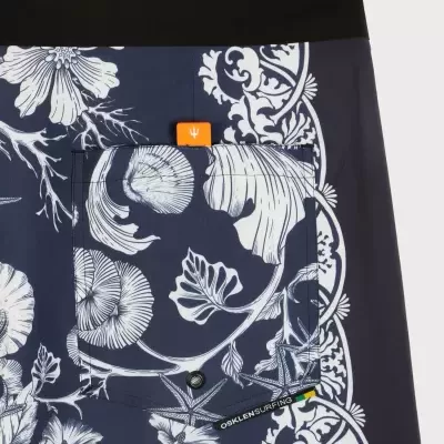 Calções com padrão floral em azul escuro e branco, bolso traseiro e etiquetas pretas e laranja