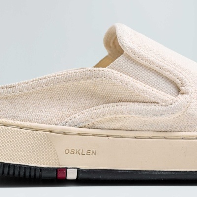 Ténis slip-on bege OSKLEN com sola preta e bege