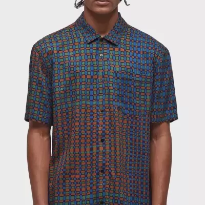 Camisa de manga curta com padrão quadriculado em azul, castanho, verde e preto