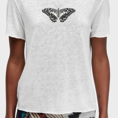 T-shirt branca com estampa de borboleta preta e branca