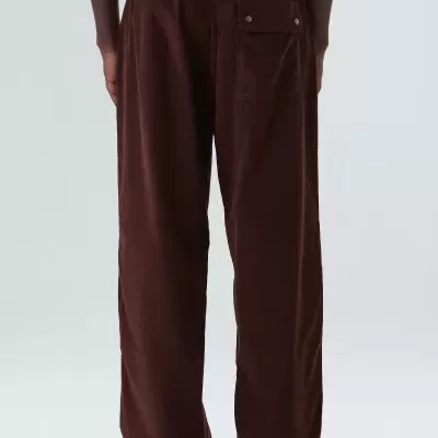 Calças castanhas escuras com bolso traseiro de aba e botões