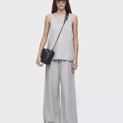 Conjunto feminino cinzento com bolsa preta e óculos de sol