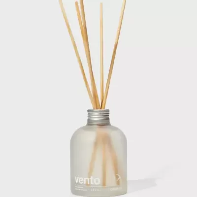 Difusor de aromas em vidro fosco com palitos de madeira.