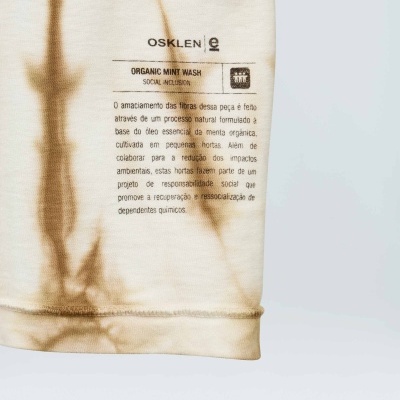 tecido tie-dye bege e castanho com texto impresso de marca e descrição do produto