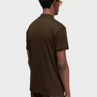 Homem de costas com t-shirt polo castanha e óculos de sol amarelos