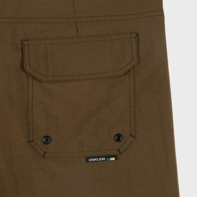 Peça de vestuário castanha com bolso atrás e etiqueta OSKLEN