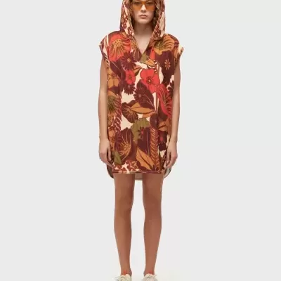 Vestido com capuz floral em tons terra, vermelho e verde, com ténis brancos