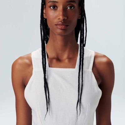 Vestido branco sem mangas com decote quadrado e corte justo na cintura