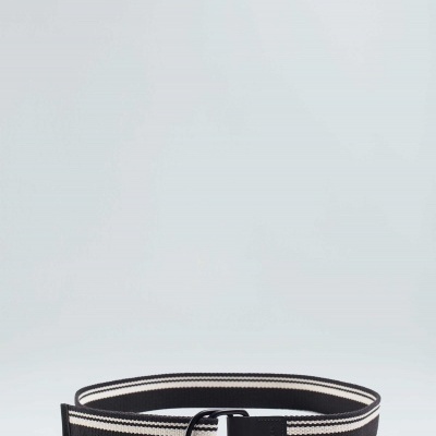 Cinto preto de tecido com faixas brancas e fivela preta.