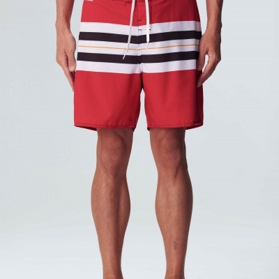 Calções de banho vermelhos com faixas horizontais brancas e pretas