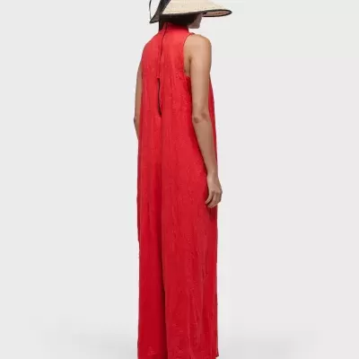 modelo com macacão vermelho longo e chapéu de palha