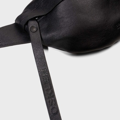Mala pochete preta em pele com tira e botão decorativo