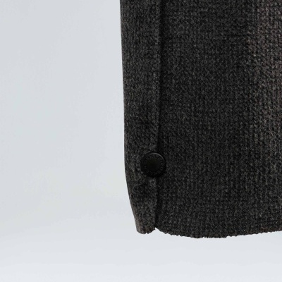 Bainha de roupa cinza escura com botão preto