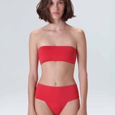 Biquíni vermelho feminino com top faixa e cintura alta