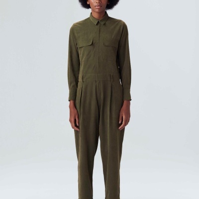 Macacão verde militar de tecido liso com gola e bolsos frontais