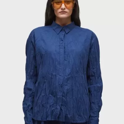 Camisa azul escura com textura amassada e gola clássica