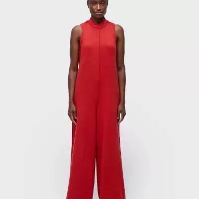 Macacão vermelho sem mangas com gola alta e corte largo