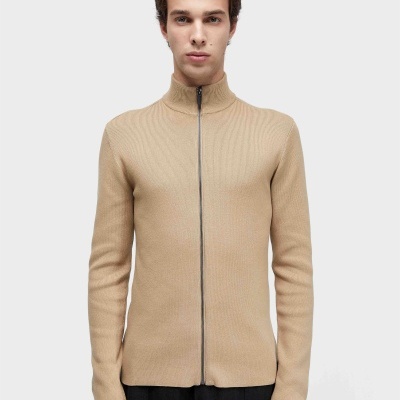 Homem com camisola bege de malha com fecho zip e gola alta