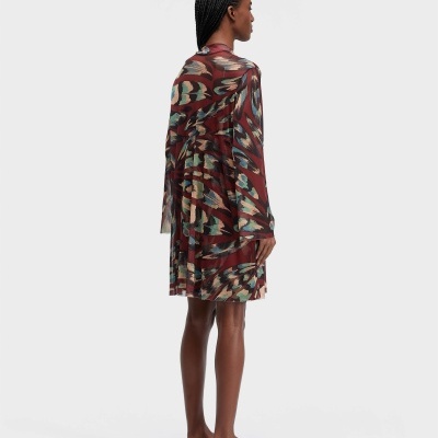 Vestido curto com padrão abstrato em tons castanho, verde e azul, tecido transparente