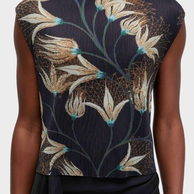 Blusa floral texturizada sem mangas com gola alta