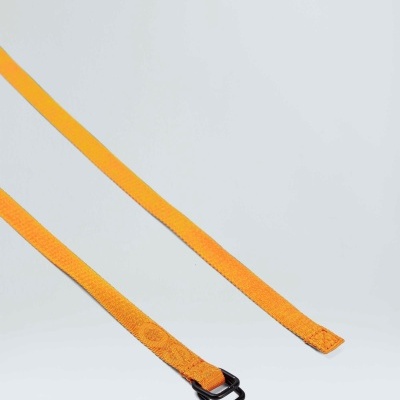 Cinto estreito laranja com fivela preta metálica