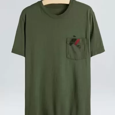 T-shirt verde-oliva com bolso e gráfico, pendurada em cabide de madeira OSKLEN