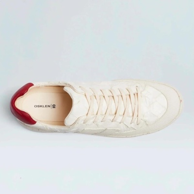 Sapatilha branca com detalhe vermelho no calcanhar vista de cima
