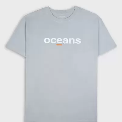 T-shirt cinzenta clara com texto 'oceans' e um pequeno traço laranja.
