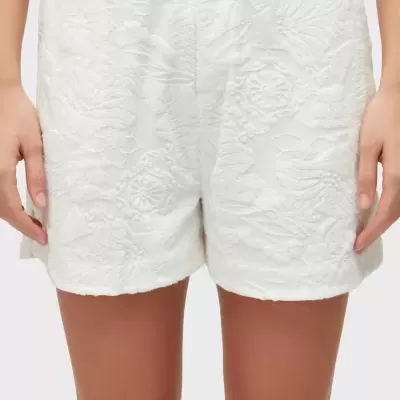 Shorts brancos com padrão floral texturizado em relevo