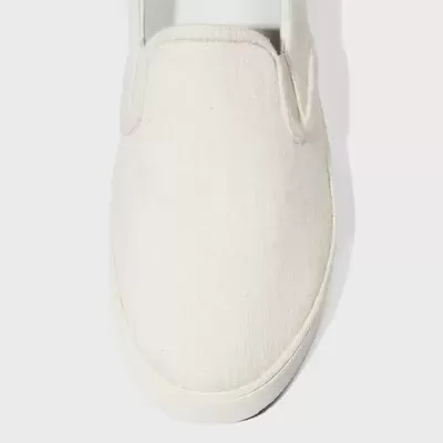 Sapato slip-on branco em tecido texturado com sola de borracha e etiqueta 'OSKLEN'