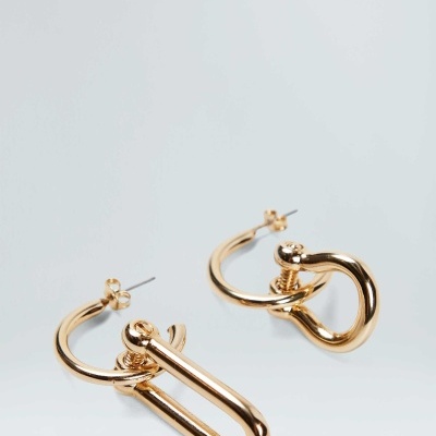 Par de brincos dourados com design distinto em fundo cinza