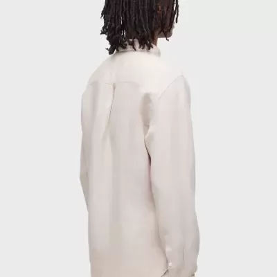 Camisa clara de manga comprida vista de costas num modelo