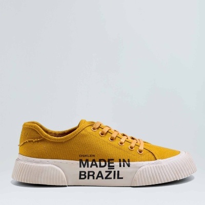 Tênis amarelo em tecido com sola branca e frase impressa