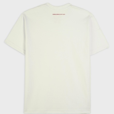 T-shirt branca com texto vermelho OSKLENSURFING nas costas