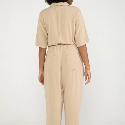 Macacão feminino bege de manga curta visto de costas