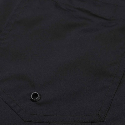 Bolso preto de peça de vestuário com etiqueta OSKLEN