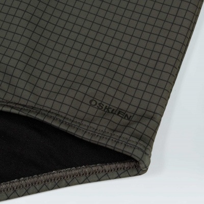 Manga de tecido xadrez castanho com costura e logo OSKLEN