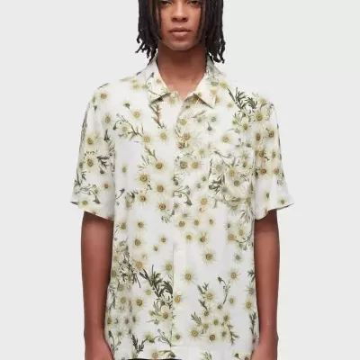 Camisa masculina branca com padrão floral amarelo e verde, vista frontal