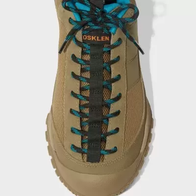 Ténis desportivo castanho com detalhes azul e preto com etiqueta OSKLEN