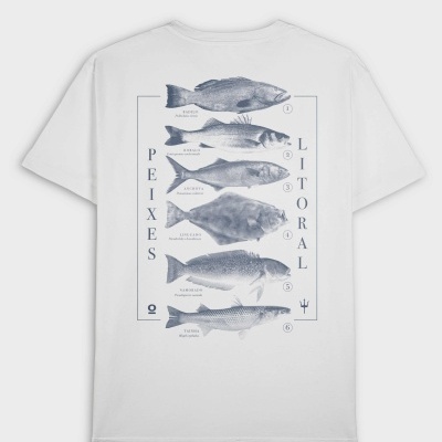 T-shirt branca com ilustrações de peixes e textos científicos impressos nas costas