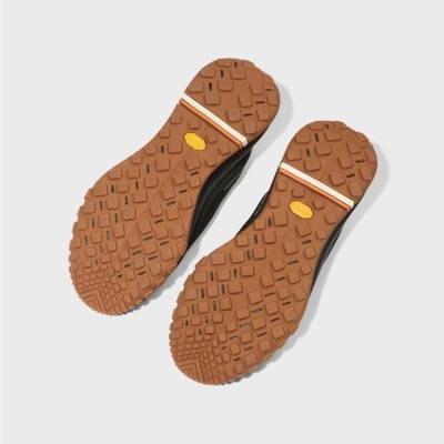 Solas castanhas texturizadas de sapatilhas pretas com selo VIBRAM