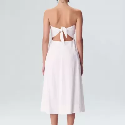 Vestido midi branco com laço nas costas e recorte em forma triangular